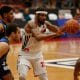Jogador do São Paulo enquanto passa a bola no jogo contra o Pinheiros no NBB