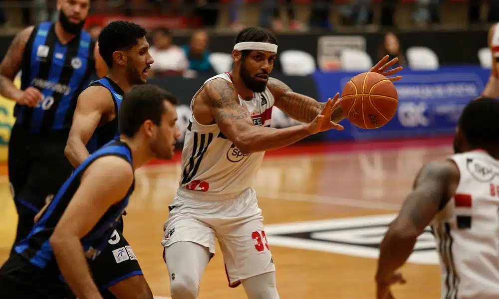 Jogador do São Paulo enquanto passa a bola no jogo contra o Pinheiros no NBB