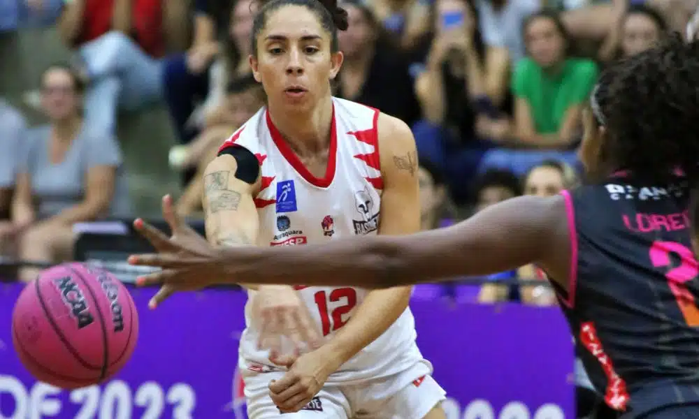 Aline Moura do Sesi Araraquara contra o Campinas