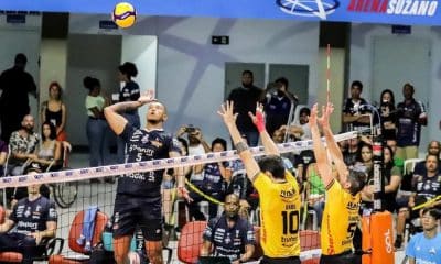 Mas - Suzano x Guarulhos na Superliga Masculina de vôlei. Assim Sabino ataca por cima do bloqueio