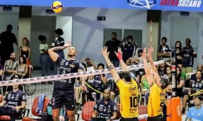 Mas - Suzano x Guarulhos na Superliga Masculina de vôlei. Assim Sabino ataca por cima do bloqueio