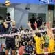 Mas - Suzano x Guarulhos na Superliga Masculina de vôlei. Assim Sabino ataca por cima do bloqueio