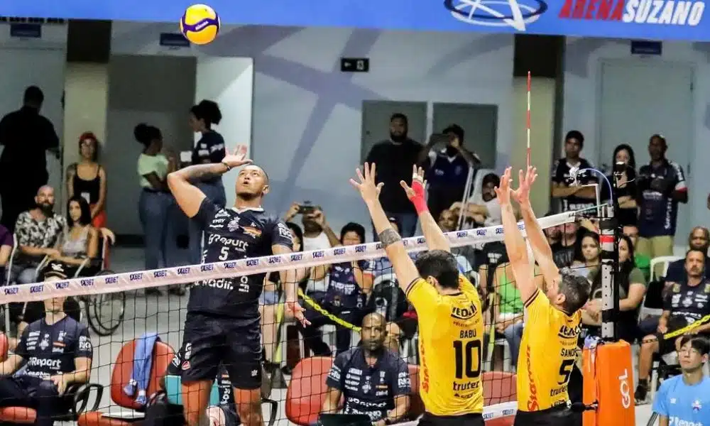 Mas - Suzano x Guarulhos na Superliga Masculina de vôlei. Assim Sabino ataca por cima do bloqueio