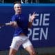 Thiago Wild ataca a bola com um forehand de direita enquanto joga no Challenger de Buenos Aires