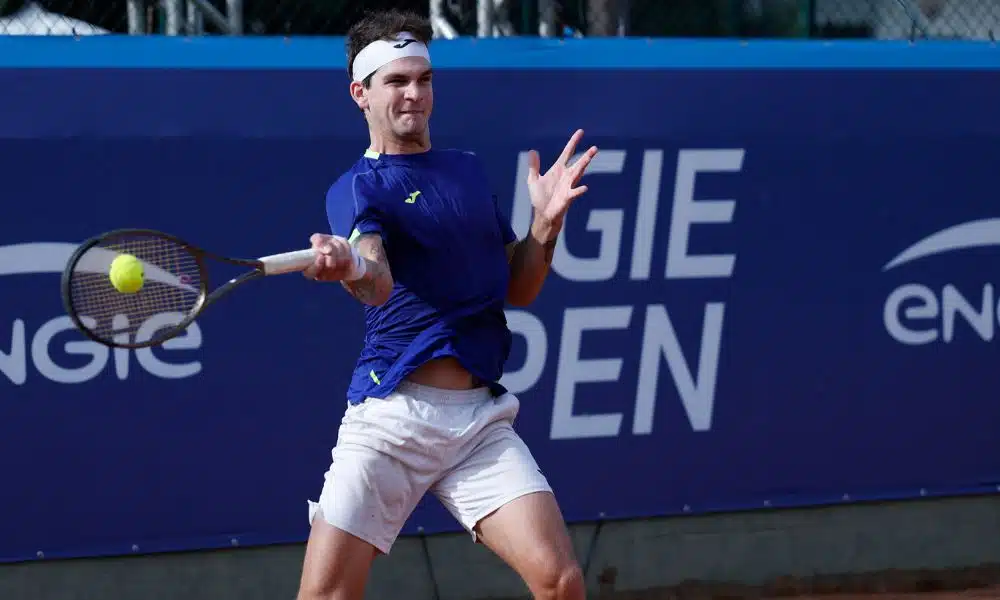 Thiago Wild ataca a bola com um forehand de direita enquanto joga no Challenger de Buenos Aires
