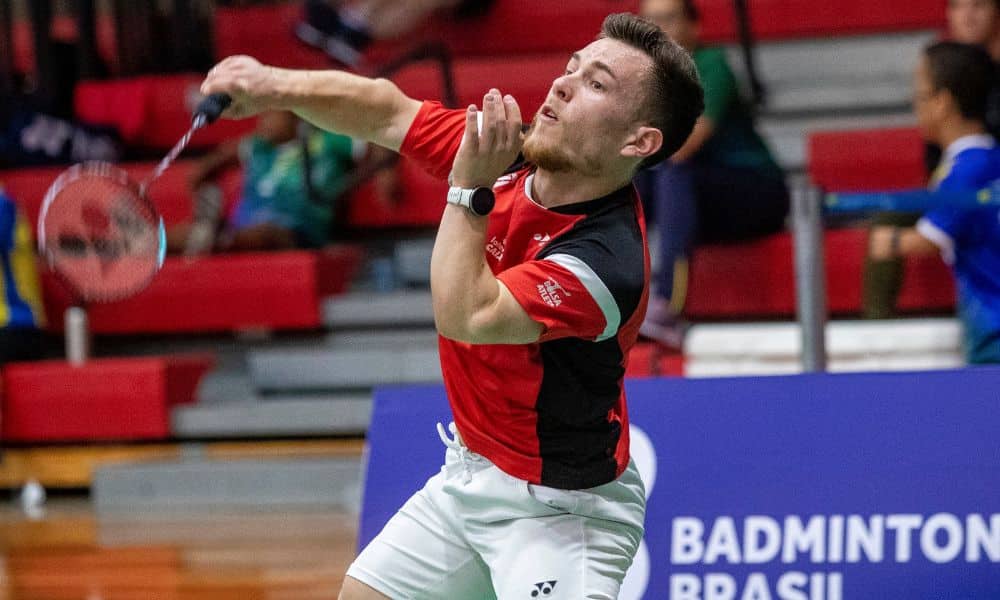 Mas - Vitor Tavares ataca peteca com a raquete