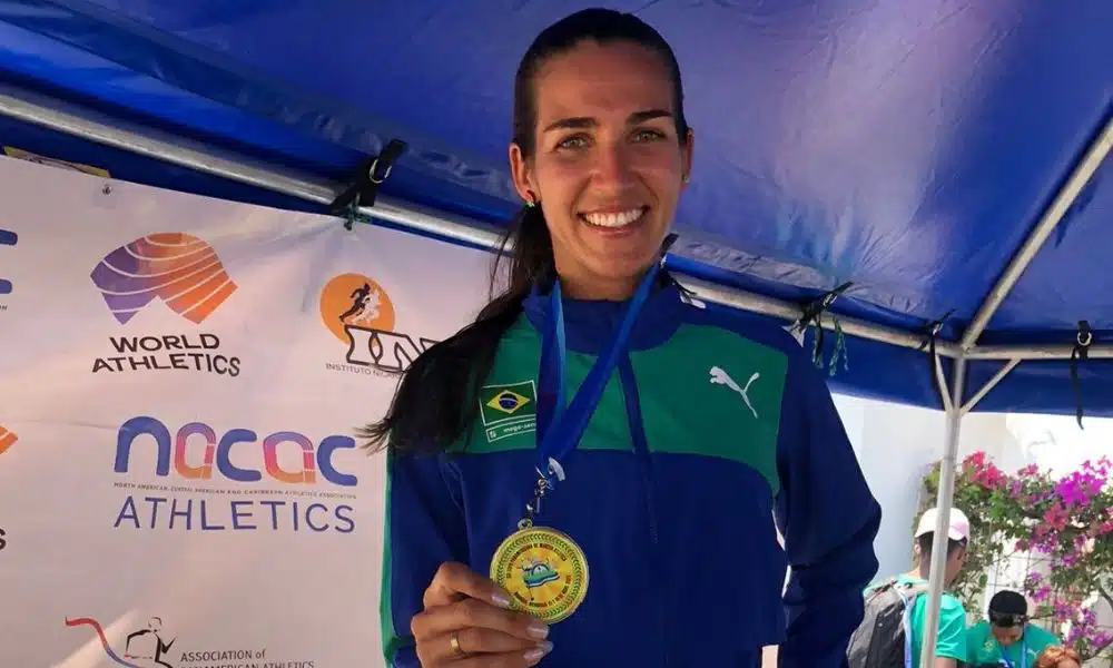 Mas - Viviane Lyra posa para foto com a medalha de ouro