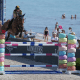Yuri Mansur monta a sua égua enquanto passa obstáculo do Grand Prix de Miami Beach
