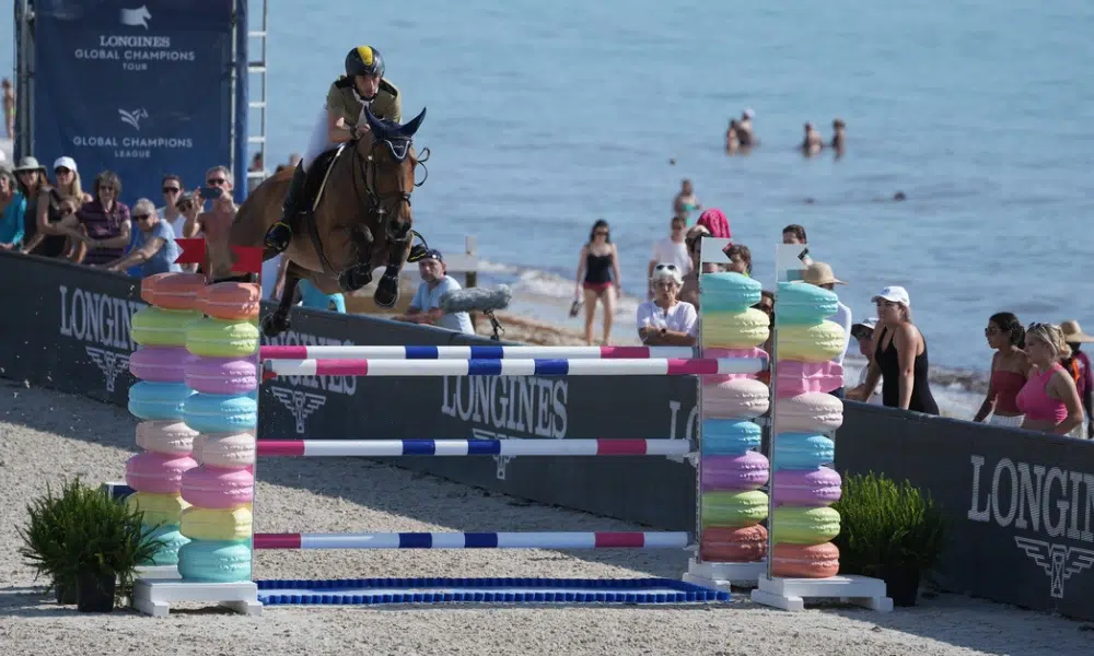 Yuri Mansur monta a sua égua enquanto passa obstáculo do Grand Prix de Miami Beach