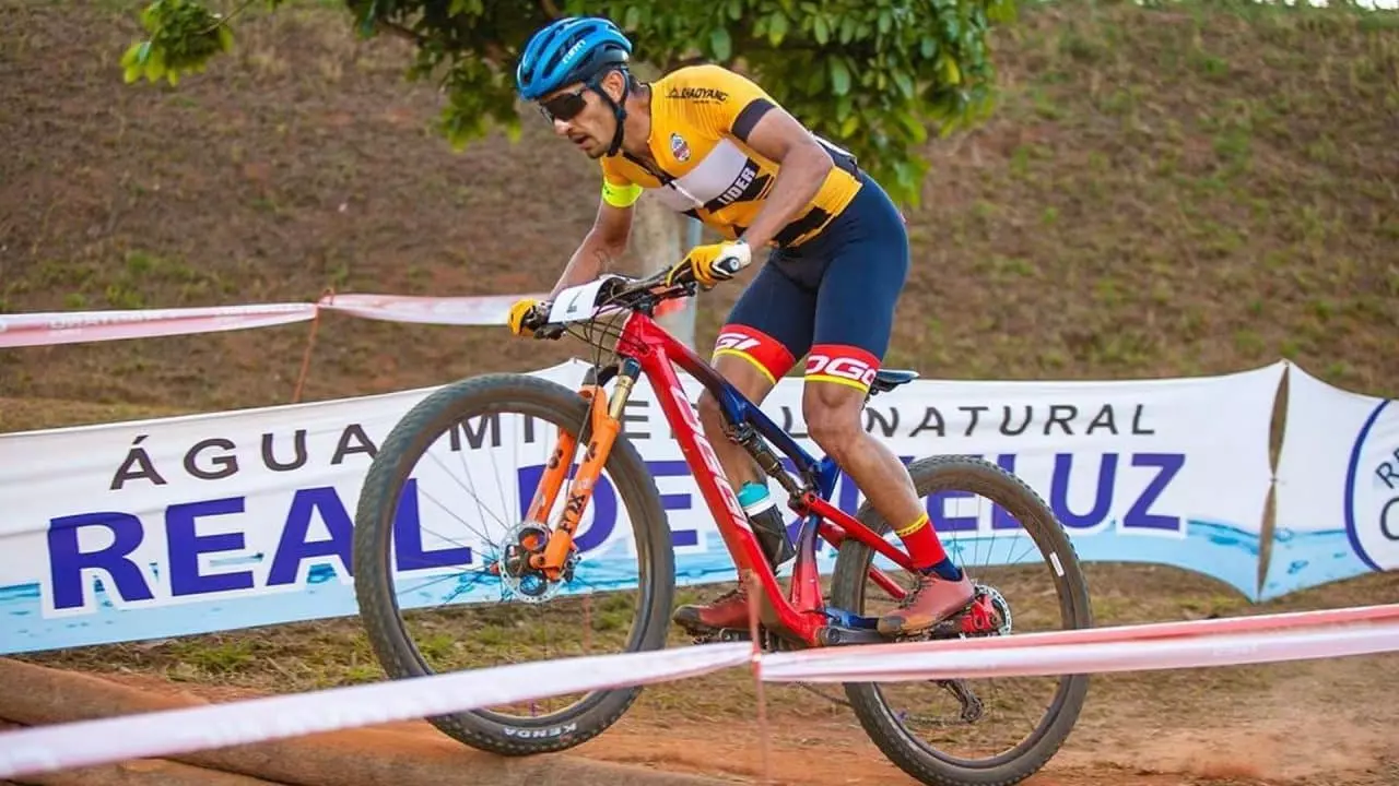 José Gabriel foi campeão de cross-country na categoria masculina da etapa de Ouro Branco medalha jogos pan-americanos santiago 2023 ciclismo mountain bike mtb (Foto: Alemão Silva)