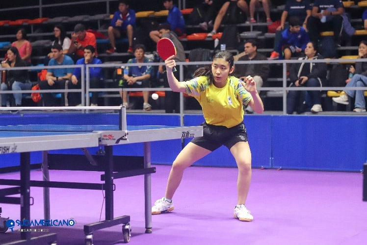 Karina Shiray, integrante da seleção do Brasil, em ação pelo Sub-19 no Sul-Americano, em Rosário - Foto: FATM