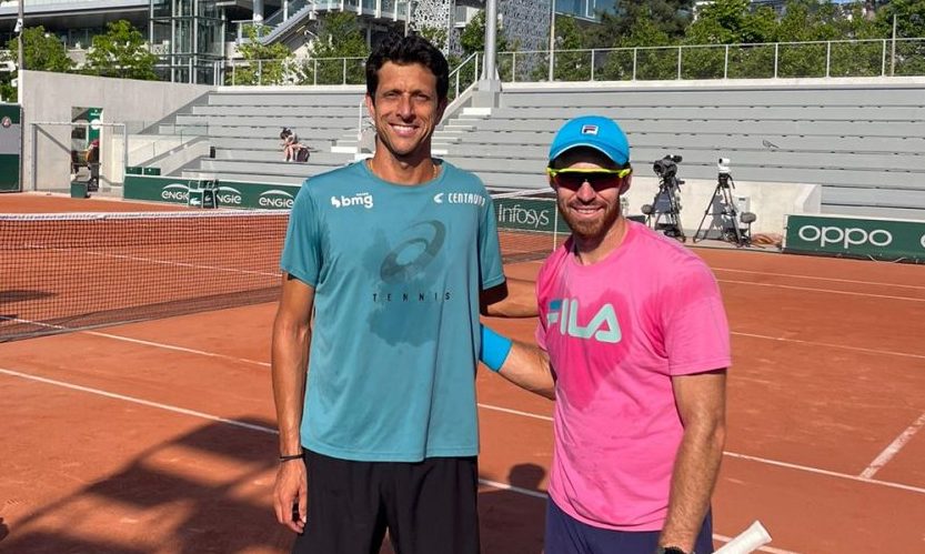 Marcelo Melo e John Peers pousam para foto em Roland Garros. Marcelo Demoliner caiu