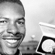 Adhemar Ferreira da Silva é fotografado enquanto segura a sua medalha de Melbourne-1956