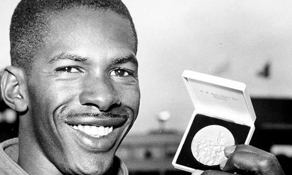 Adhemar Ferreira da Silva é fotografado enquanto segura a sua medalha de Melbourne-1956