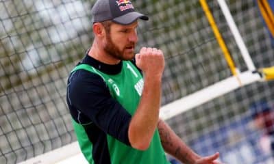 Alison Cerruti, o Alison Mamute, comemora ponto com o punho cerrado (Divulgação/FIVB) vôlei de praia