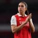 Na imagem, Rafaelle veste uniforme com camisa vermelha e aplaude em direção à arquibancada / Arsenal Wolfsburg Champions League Feminina de futebol