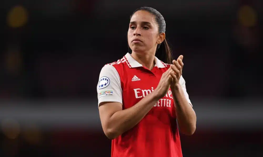 Na imagem, Rafaelle veste uniforme com camisa vermelha e aplaude em direção à arquibancada / Arsenal Wolfsburg Champions League Feminina de futebol