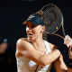 Bia Haddad com a raquete na mão em ataque. Ela não disputará Estrasburgo por lesão, se poupando para Roland Garros
