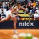 Bia Haddad Maia sacando em Roland Garros