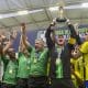 Na imagem, jogadores e comissão do Brasil levantando a taça de campeão do Grand Prix de Futcegos.