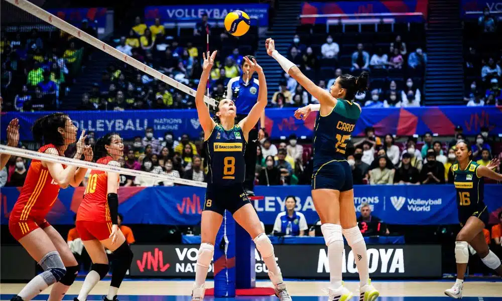 Macris faz levantamento para Carol em jogo do Brasil contra a China pela Liga das Nações de vôlei feminino, a VNL