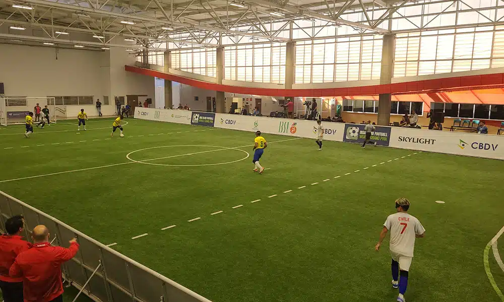 Na imagem, Brasil e Chile no campo, durante a partida no GP de futcegos.