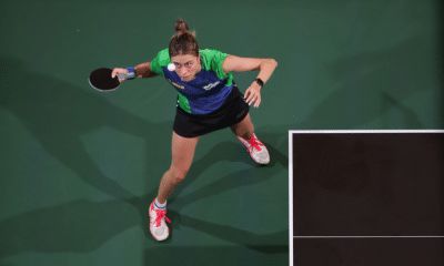 Bruna Takahashi faz saque durante Mundial de tênis de mesa