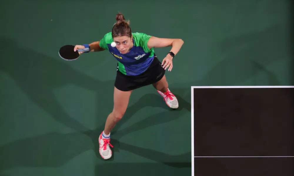 Bruna Takahashi faz saque durante Mundial de tênis de mesa