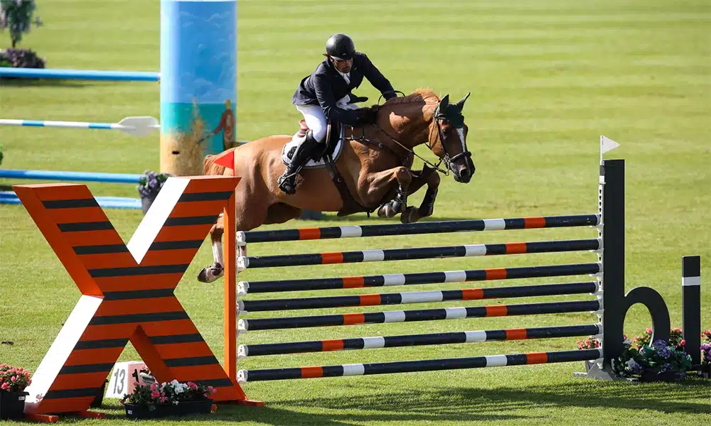 Na imagem, Carlos Eduardo Ribas e seu cavalo saltando um obstáculo.