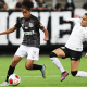 Jogadoras do Corinthians e do Santos disputam bola em partida do Brasileirão de futebol feminino ao vivo (Foto: Pedro Ernesto Guerra Azevedo)