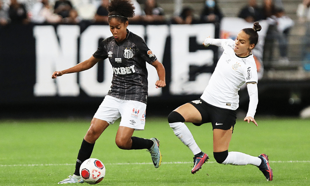 Jogadoras do Corinthians e do Santos disputam bola em partida do Brasileirão de futebol feminino ao vivo (Foto: Pedro Ernesto Guerra Azevedo)