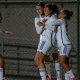 Jogadoras do Cruzeiro se abraçam em comemoração por vitória contra o Flamengo
