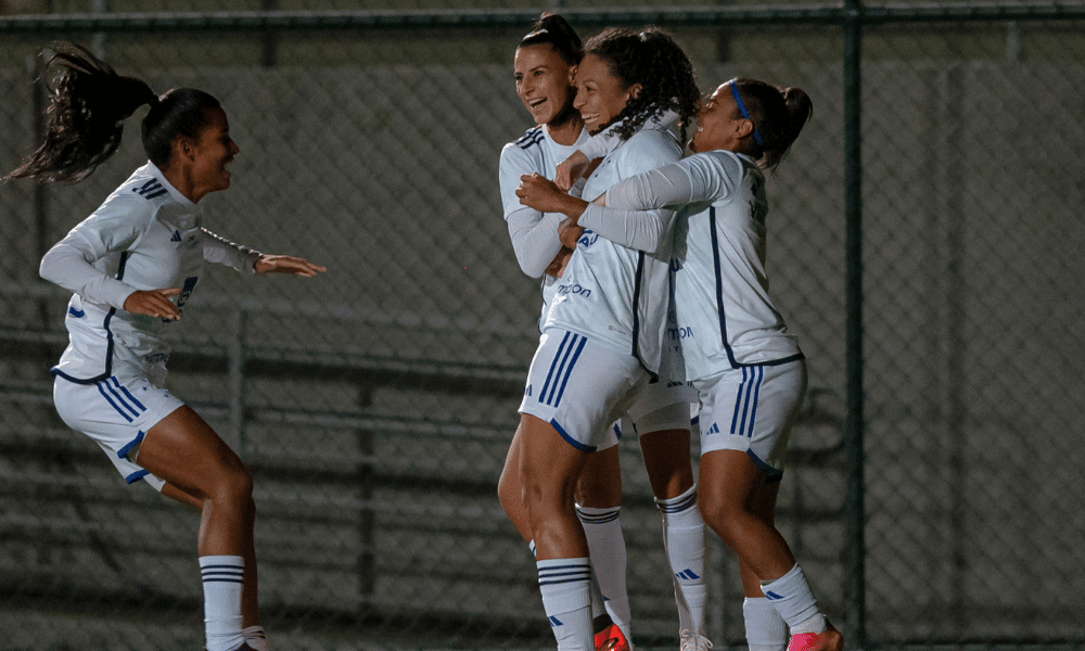 Jogadoras do Cruzeiro se abraçam em comemoração por vitória contra o Flamengo