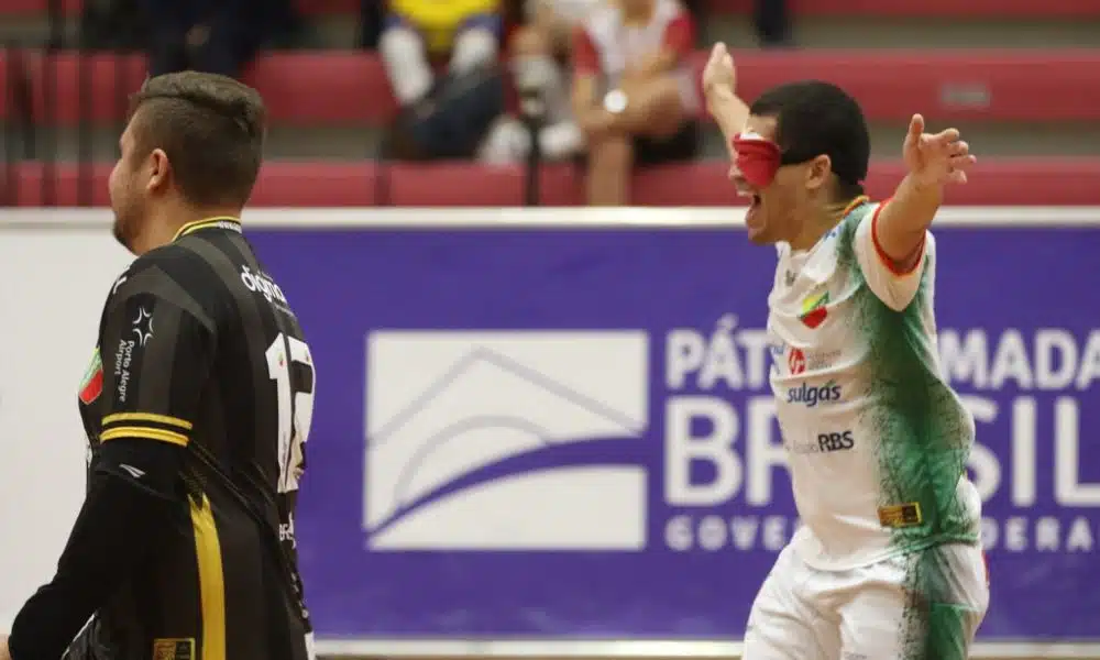 Leonardo corre com os braços abertos na comemoração de seu gol na final de 2022. Um pouco à frente dele, o chamador Matheus Benelli (Renan Cacioli/ CBDV)
