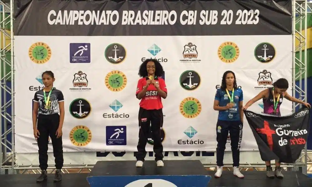 Um dos pódios do Brasileiro Interclubes Sub-20 de wrestling, onde o Sesi foi o grande destaque (Reprodução/Instagram/@dudakeysluta)