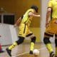 Ricardinho passa pela marcação de Alefe e conduz a bola com o pé esquerdo. Jogador, que é branco, magro e tem o cabelo castanho, veste uniforme amarelo da Agafuc (Renan Cacioli/CBDV)