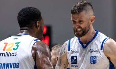 Comemoração dos jogadores do Minas, Renan Lenz e Paranhos, na vitória sobre o Paulistano pelas quartas de final do NBB (Hedgard Moraes/MTC)