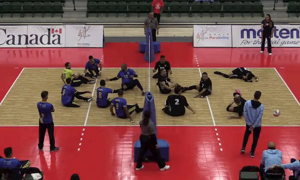 Jogadores brasileiros, de azul, à esquerda, celebram ponto diante da Argentina (Reprodução/YouTube da Confederação Canadense de Vôlei)