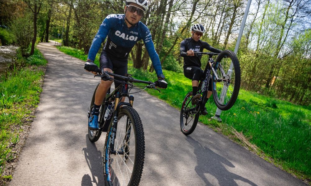 Brasileiro Henrique Avancini e seu companheiro da Equipe Caloi (Divulgação/Gabriel Moraes)