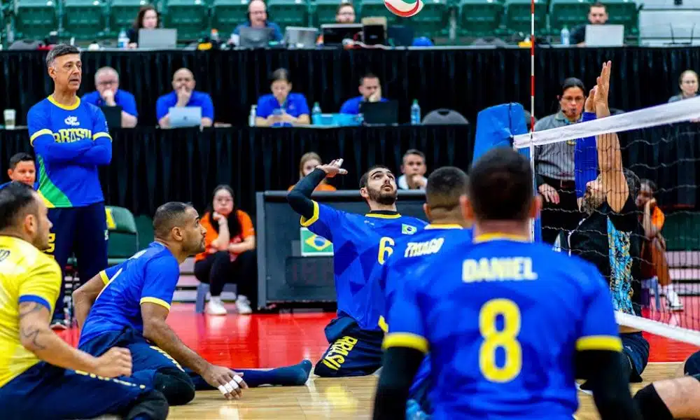 Brasileiros e argentinos disputam bola na rede no Parapan-Americano de vôlei sentado (Foto: Divulgação/Panamerica Paravolley)