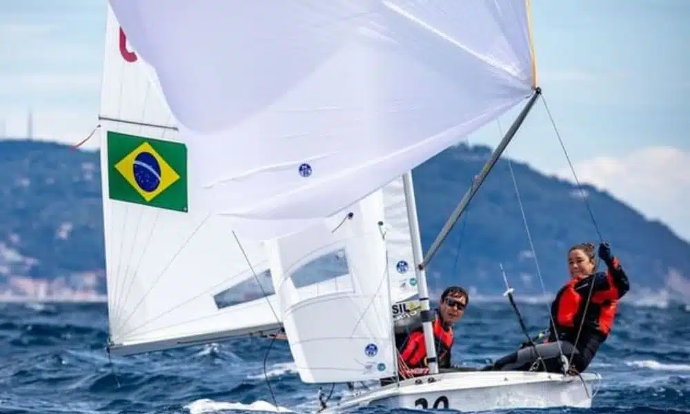 Os brasileiros Ana Barbachan e Rodrigo Duarte em ação no Europeu de 470, na Itália (Andrea Lelli/470 Class Association)