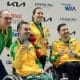 Bruno, Jéssica e Alexandre exibem suas medalhas de prata, acompanhados pelo técnico alemão Uwe Knapp (Foto: Divulgação/CPB)
