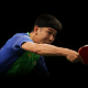 Eric Jouti rebate bolinha durante Mundial de tênis de mesa. Ele e Vitor Ishiy venceram, assim como Luca Kumahara e Bruna Takahashi