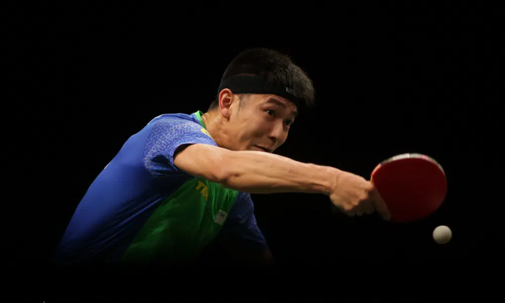 Eric Jouti rebate bolinha durante Mundial de tênis de mesa. Ele e Vitor Ishiy venceram, assim como Luca Kumahara e Bruna Takahashi