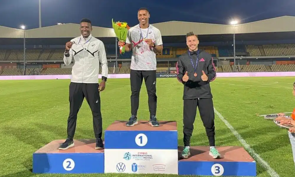 Erik Cardoso e Felipe Bardi dos Santos no pódio do Meeting Internacional de Atletismo do Chipre