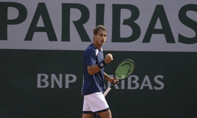Felipe Meligeni em ação em Roland Garros, junto a Thiago Wild. Carol Meligeni perdeu