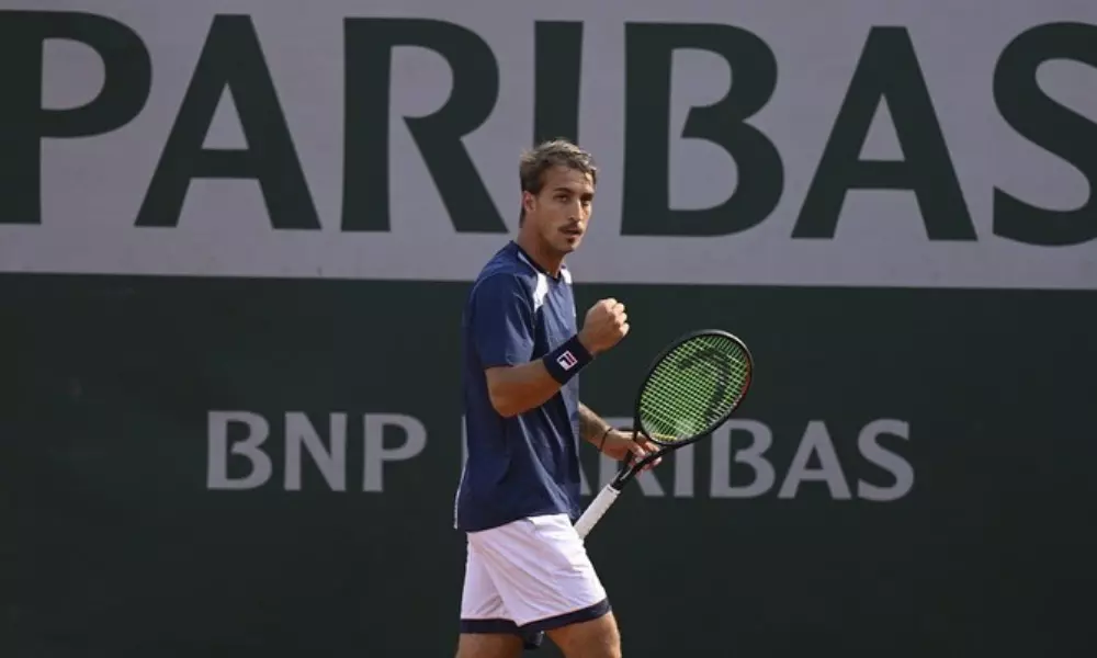 Felipe Meligeni em ação em Roland Garros, junto a Thiago Wild. Carol Meligeni perdeu