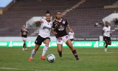 Jogadoras do Flamengo (de branco) e Ferroviária (vermelho grená) disputam bola. Brasileirão Feminino Brasileiro Feminino