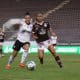 Jogadoras do Flamengo (de branco) e Ferroviária (vermelho grená) disputam bola. Brasileirão Feminino Brasileiro Feminino