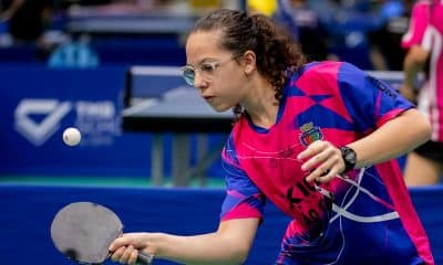 Na imagem, Beatriz Fiore em movimento de bater na bolinha com sua raquete.